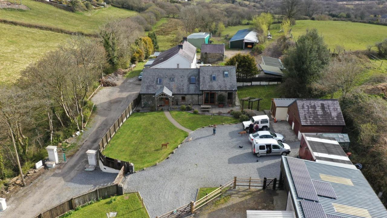 Beudy Bach Bed & Breakfast Cross Hands Bagian luar foto
