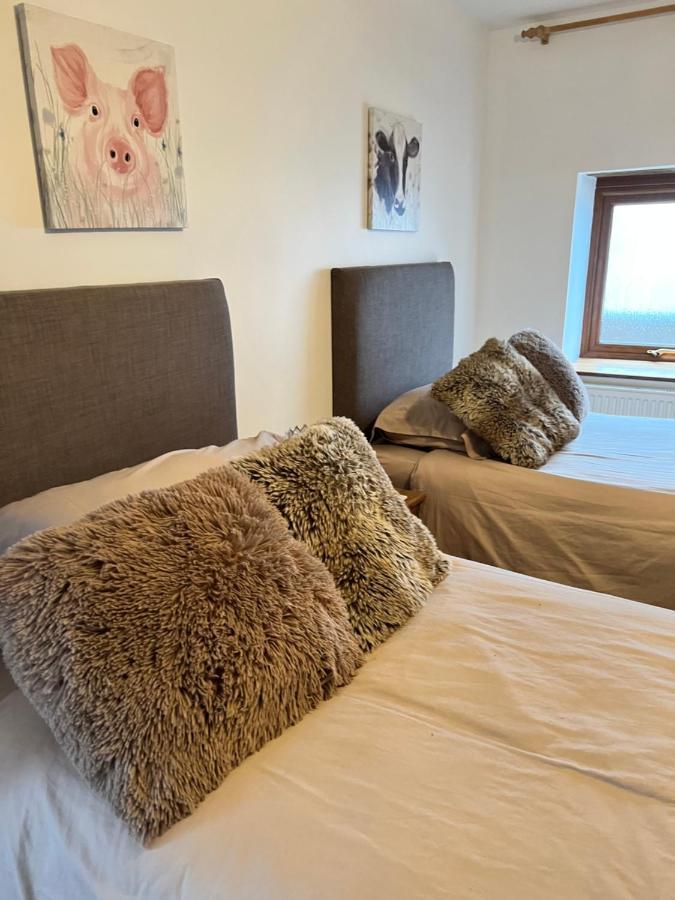 Beudy Bach Bed & Breakfast Cross Hands Bagian luar foto