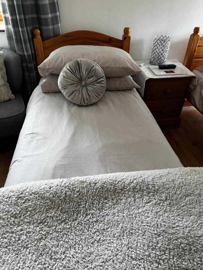 Beudy Bach Bed & Breakfast Cross Hands Bagian luar foto