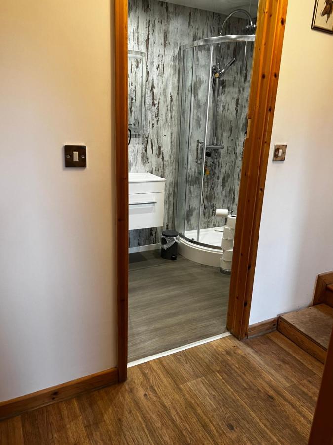 Beudy Bach Bed & Breakfast Cross Hands Bagian luar foto