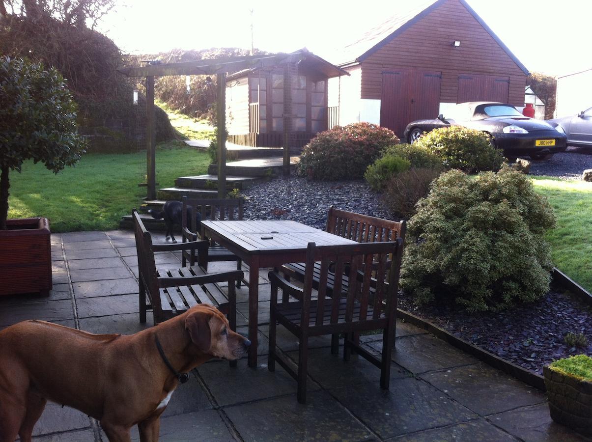 Beudy Bach Bed & Breakfast Cross Hands Bagian luar foto