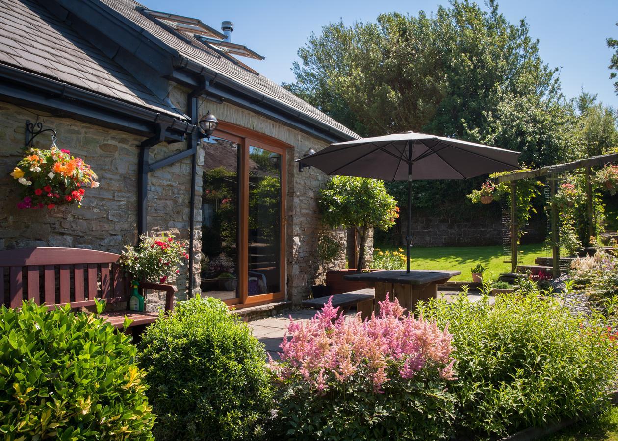 Beudy Bach Bed & Breakfast Cross Hands Bagian luar foto