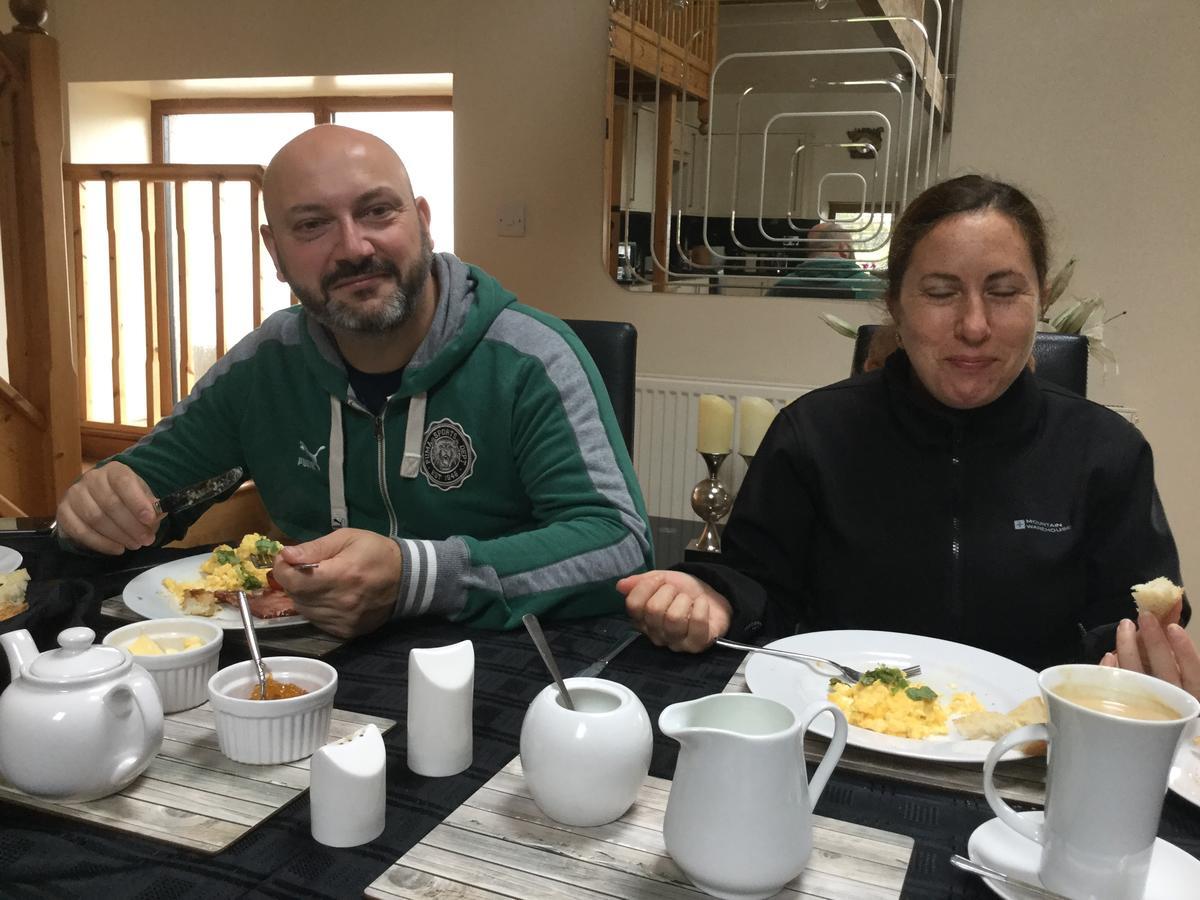Beudy Bach Bed & Breakfast Cross Hands Bagian luar foto