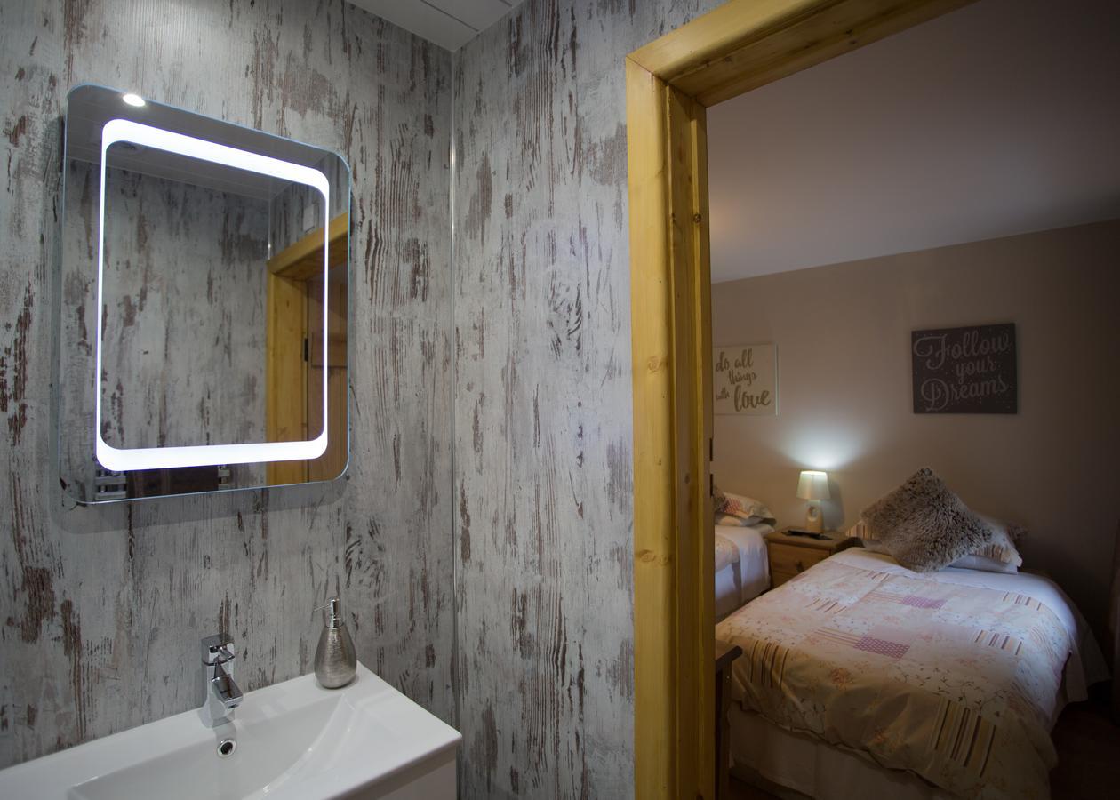 Beudy Bach Bed & Breakfast Cross Hands Bagian luar foto