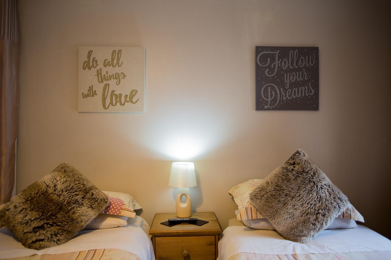 Beudy Bach Bed & Breakfast Cross Hands Bagian luar foto